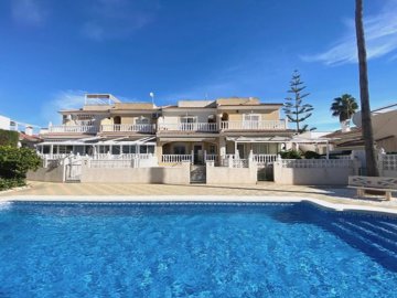 49262roomythreebedroommidterracewithpoolviews