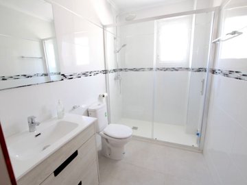 49266spacioustwobedroombungalowinlocrispinalg