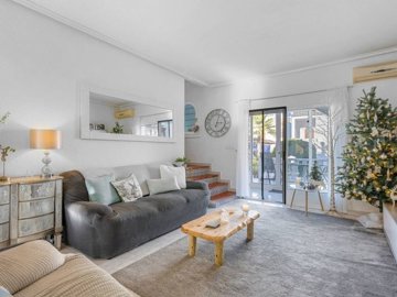 49292stylish2bedroomendtownhousewithstunningv