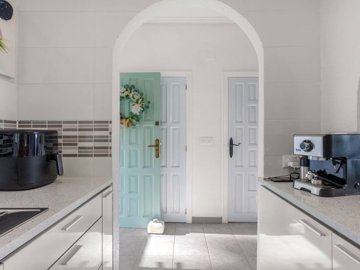 49292stylish2bedroomendtownhousewithstunningv