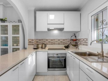 49292stylish2bedroomendtownhousewithstunningv