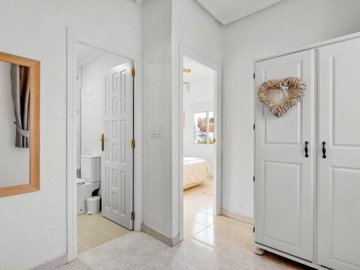 49292stylish2bedroomendtownhousewithstunningv