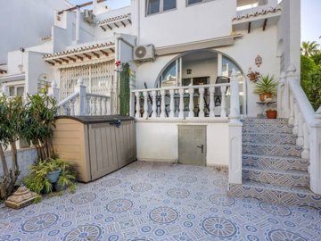 49292stylish2bedroomendtownhousewithstunningv