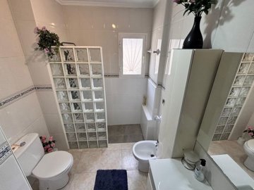 49287twobedroomtopfloorapartmentwithprivatero