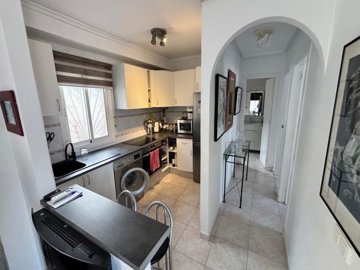 49287twobedroomtopfloorapartmentwithprivatero