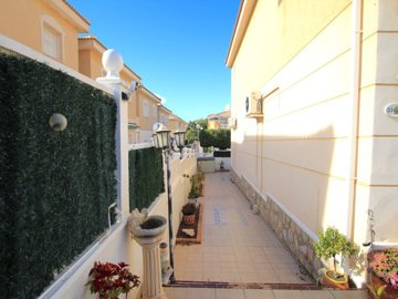 49308abeautifullypresentedthreebedroomsemidet