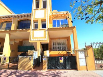 49325spaciousapartmentwithprivategardenroofto