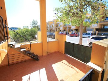 49325spaciousapartmentwithprivategardenroofto