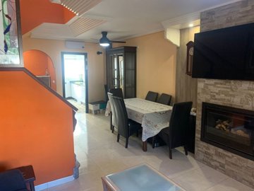 49331exceptionallyspacioustownhousewithaninte