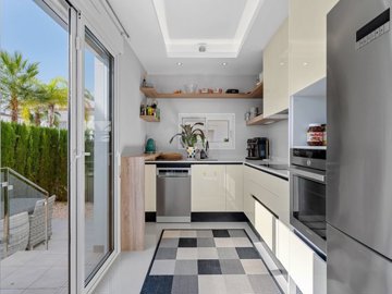 49359luxurythreebedroomsemidetachedvillaindon