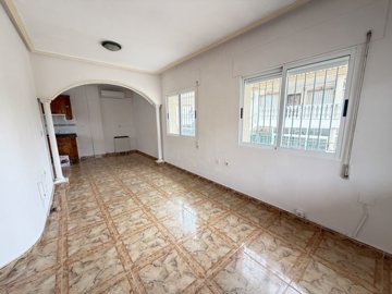 49352spacioustwobedroomapartmentwithlargegard