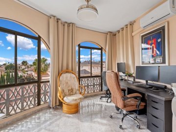 49418spaciousfivebedroomvillawithgreatoutdoor