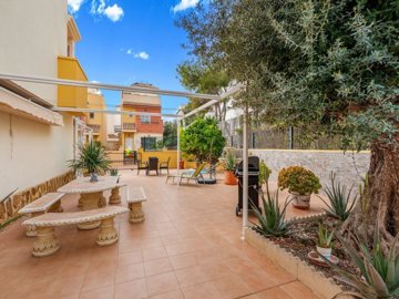 49417spacioussemidetachedpropertywithlargegar