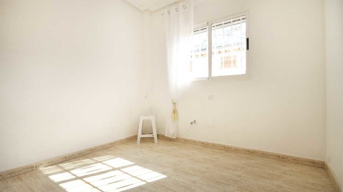 Image No.13-2 Bed Townhouse for sale