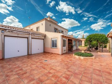 49502exceptionalelchaparralvillaspaciouslivin