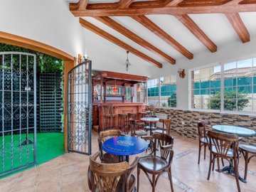 49502exceptionalelchaparralvillaspaciouslivin