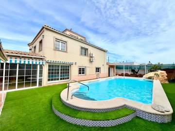 49502exceptionalelchaparralvillaspaciouslivin