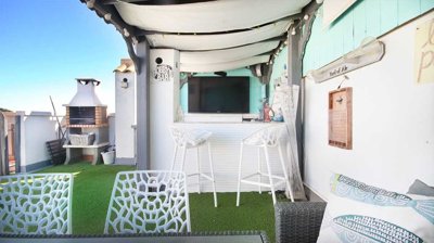 49504stylishtopfloorapartmentwithprivatesolar