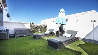 49504stylishtopfloorapartmentwithprivatesolar