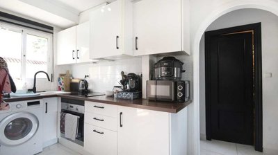 49504stylishtopfloorapartmentwithprivatesolar