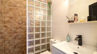 49504stylishtopfloorapartmentwithprivatesolar