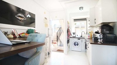 49504stylishtopfloorapartmentwithprivatesolar