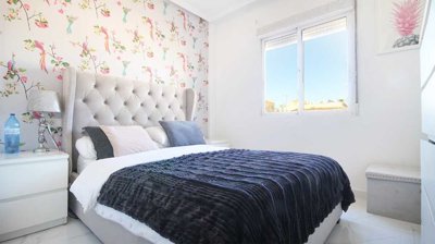 49504stylishtopfloorapartmentwithprivatesolar