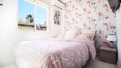 49504stylishtopfloorapartmentwithprivatesolar