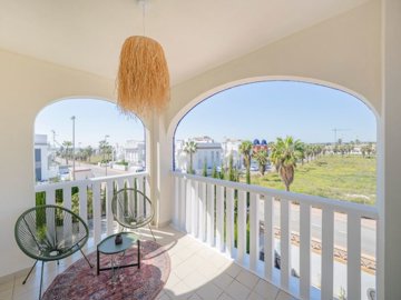 49511twobedroomtopfloorapartmentwithgreatoutd