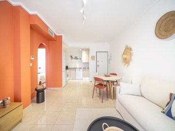 49511twobedroomtopfloorapartmentwithgreatoutd