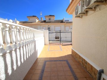 49517charming2bedroomsouthfacingwithgreatoutd