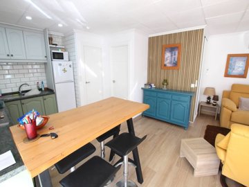 49516beautifullyrenovated12bedroomgardenapart