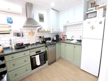 49516beautifullyrenovated12bedroomgardenapart
