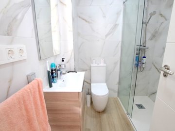 49516beautifullyrenovated12bedroomgardenapart