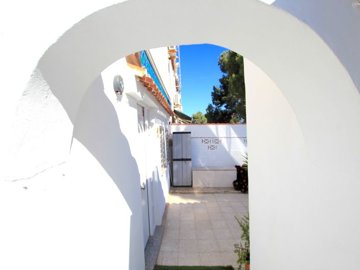 49516beautifullyrenovated12bedroomgardenapart
