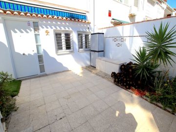 49516beautifullyrenovated12bedroomgardenapart