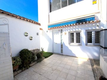 49516beautifullyrenovated12bedroomgardenapart