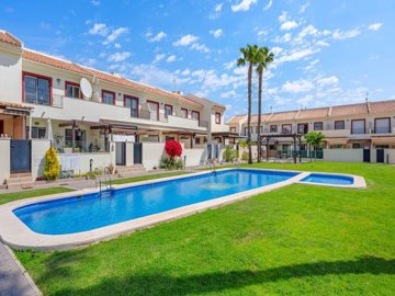 49526stylishthreebedroomtownhouseoverlookingt