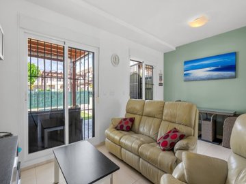 49526stylishthreebedroomtownhouseoverlookingt