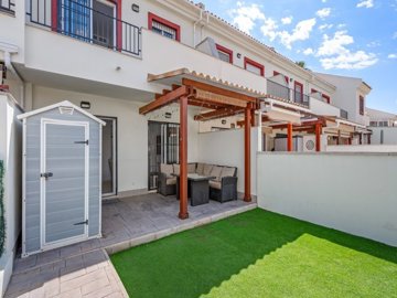 49526stylishthreebedroomtownhouseoverlookingt