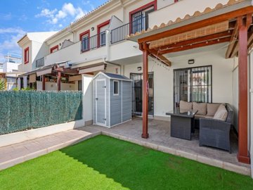 49526stylishthreebedroomtownhouseoverlookingt