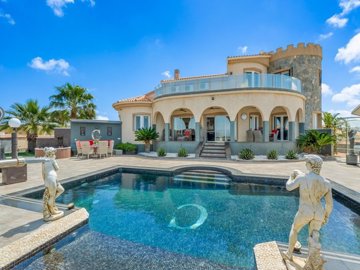 49525impressive5bedroomvillaoverlookinglamarq