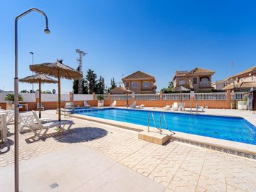 49540stylishtopfloorapartmentwithprivaterooft