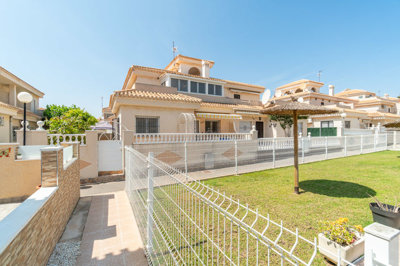 49545twobedroomquadstylepropertywithpoolviews