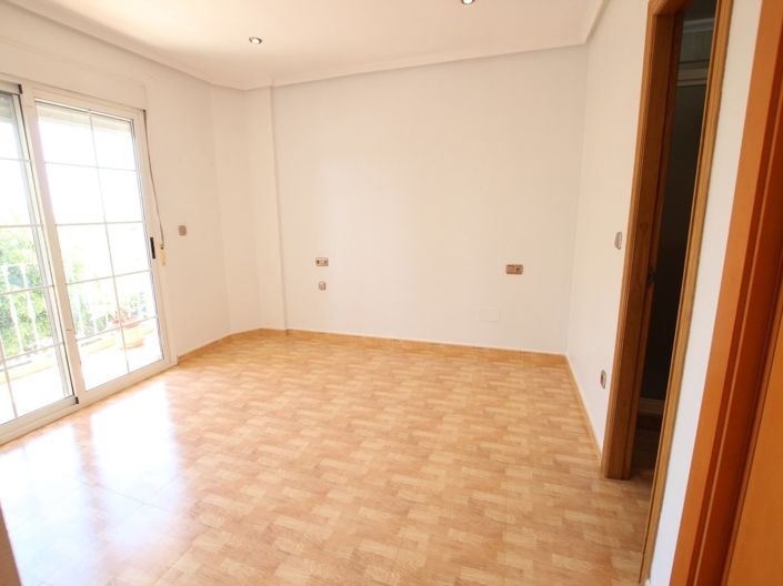 Image No.21-3 Bed Townhouse for sale