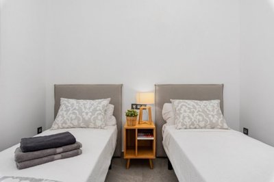49624exceptionalcontemporarystylevillalocated