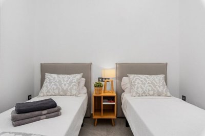 49624exceptionalcontemporarystylevillalocated