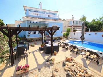 49636stunning5bedroomvillainasoughtaftercentr