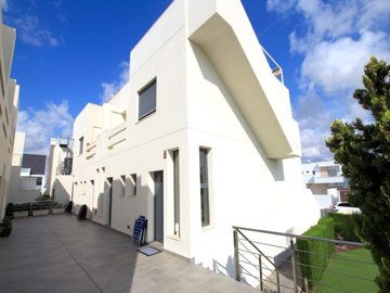 49646stylishandcontemporaryendtownhouseinbeni