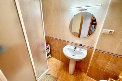 49717charmingtopfloorapartmentwith2beds1bathi